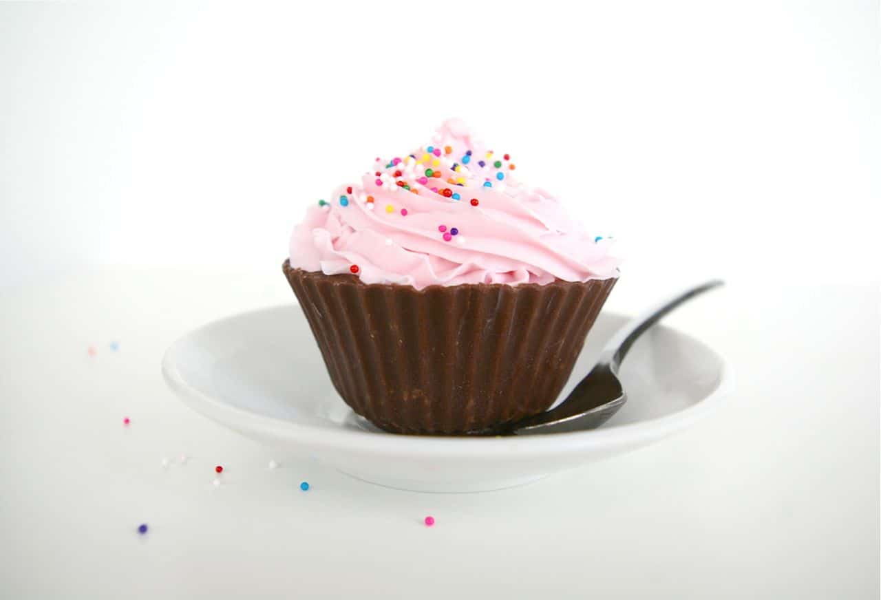 Ice Cream Cupcakes with Chocolate Liners by Sugar & Cloth, an award winning DIY and recipes blog.