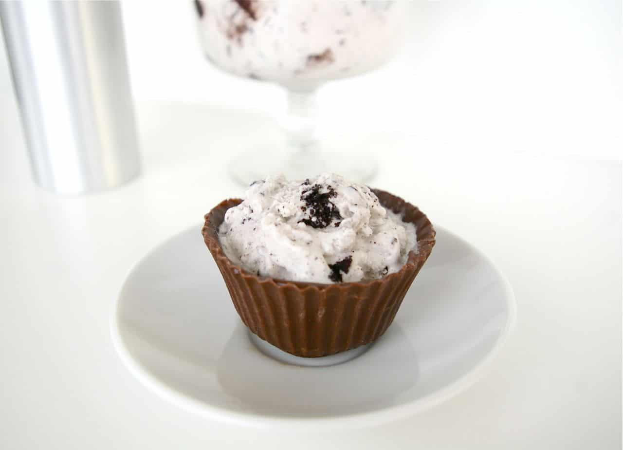 Ice Cream Cupcakes with Chocolate Liners by Sugar & Cloth, an award winning DIY and recipes blog.