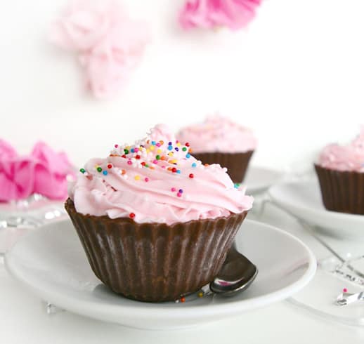 Ice Cream Cupcakes with Chocolate Liners by Sugar & Cloth, an award winning DIY and recipes blog.