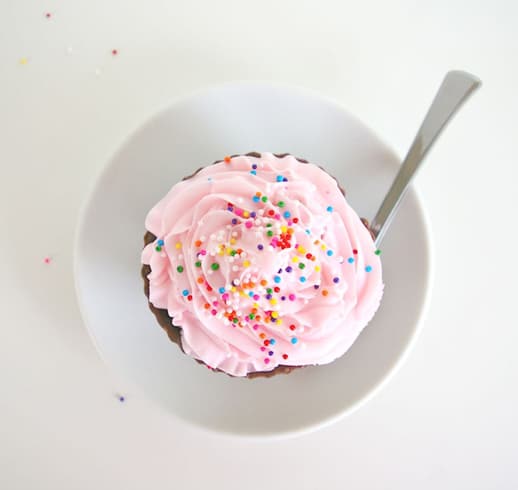 Ice Cream Cupcakes with Chocolate Liners by Sugar & Cloth, an award winning DIY and recipes blog.