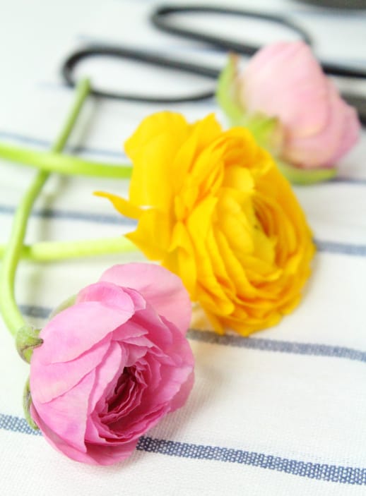 DIY fresh flower cake topper by Sugar & Cloth