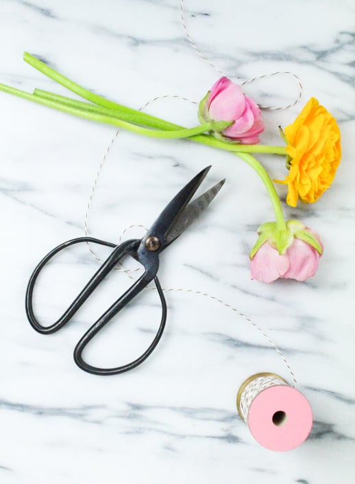 DIY fresh flower cake topper by Sugar & Cloth