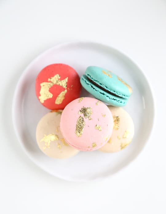 how to make edible gold macarons - sugarandcloth.com