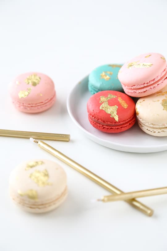 how to make edible gold macarons - sugarandcloth.com