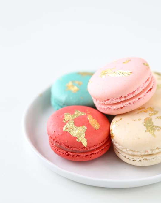 how to make edible gold macarons - sugarandcloth.com