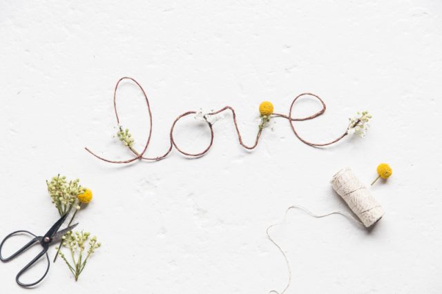 DIY floral love sign | sugarandcloth.com