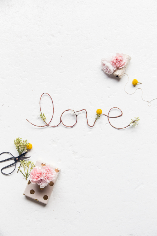 DIY floral love sign | sugarandcloth.com