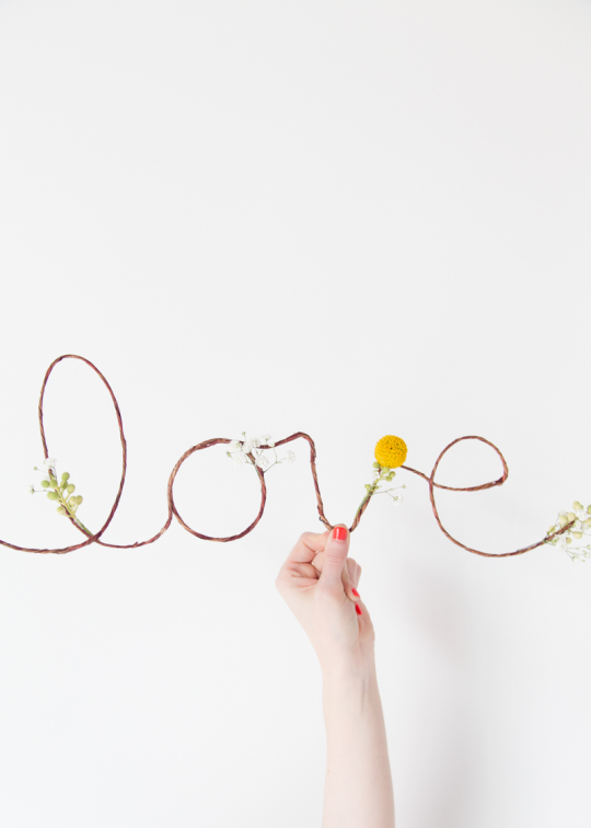 DIY floral love sign | sugarandcloth.com