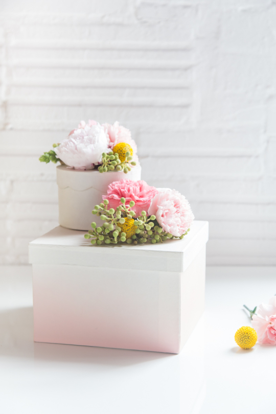 DIY fresh flower gift boxes | sugarandcloth.com