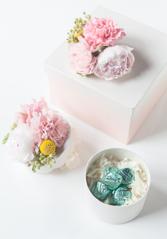 DIY fresh flower gift boxes | sugarandcloth.com