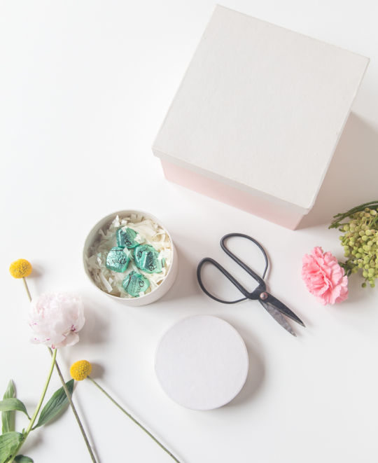 DIY fresh flower gift boxes | sugarandcloth.com