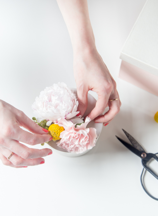 DIY fresh flower gift boxes | sugarandcloth.com