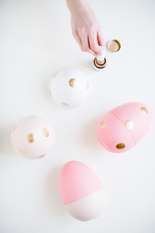 jumbo DIY easter egg favors | sugarandcloth.com