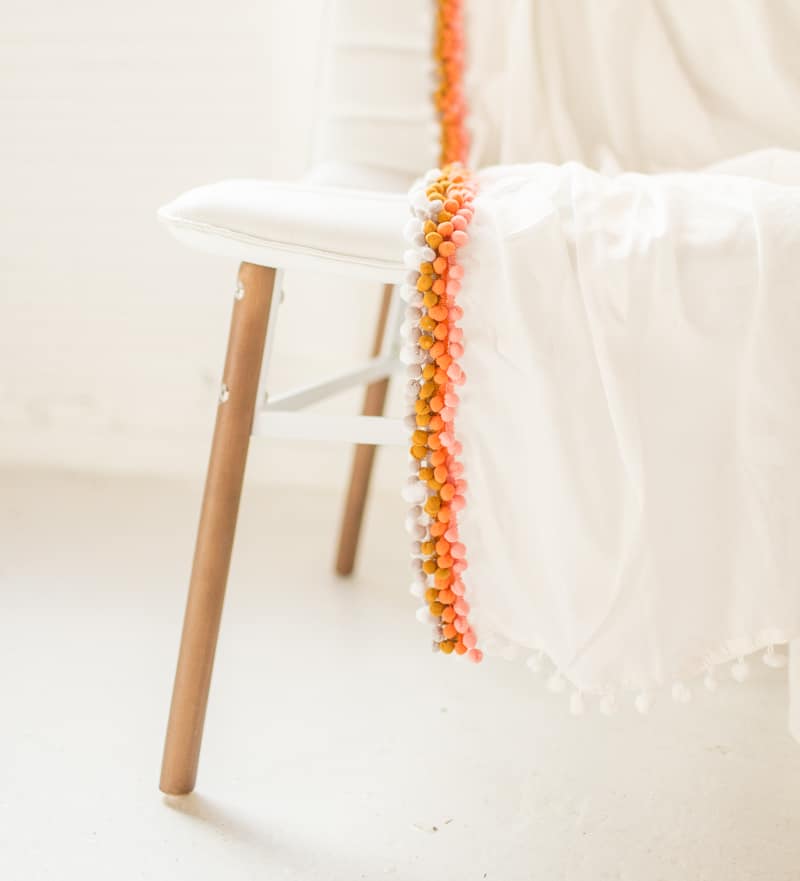 DIY summer pom pom throw | sugarandcloth.com