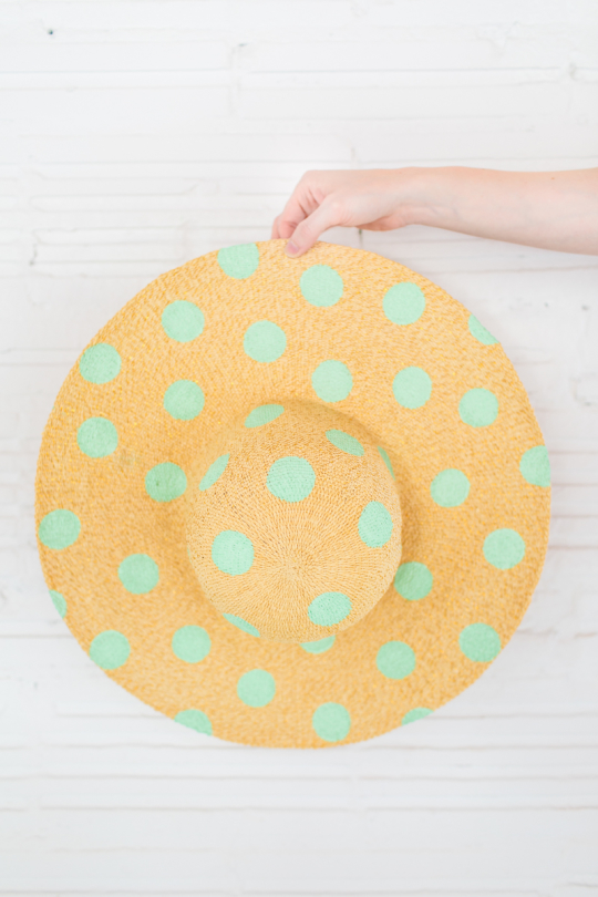 DIY polka dot floppy hat | sugarandcloth.com
