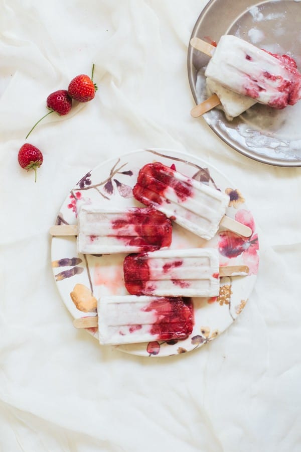 marbled strawberry coconut popsicle recipe | sugarandcloth.com