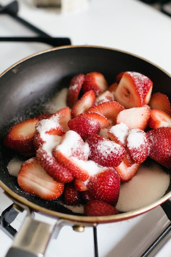 marbled strawberry coconut popsicle recipe | sugarandcloth.com