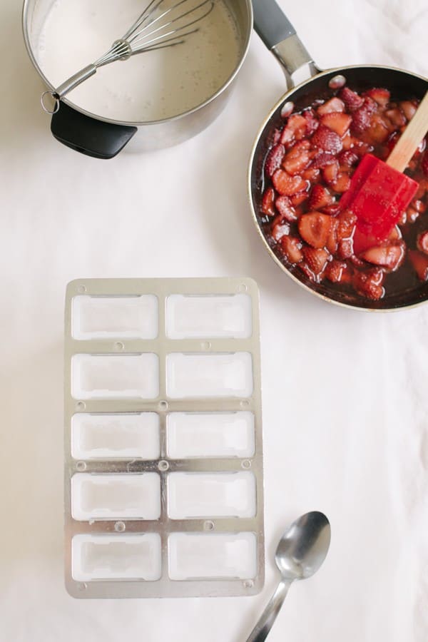 marbled strawberry coconut popsicle recipe | sugarandcloth.com