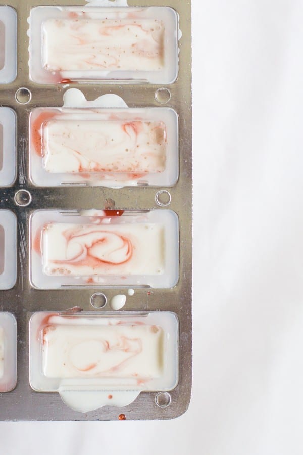 marbled strawberry coconut popsicle recipe | sugarandcloth.com