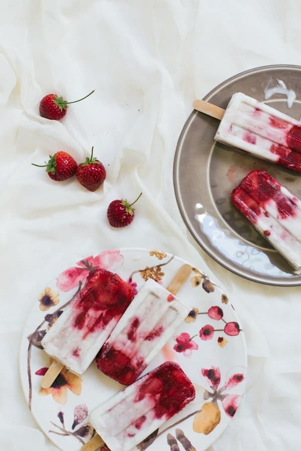 marbled strawberry coconut popsicle recipe | sugarandcloth.com