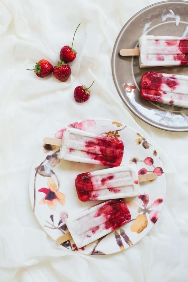 marbled strawberry coconut popsicle recipe | sugarandcloth.com