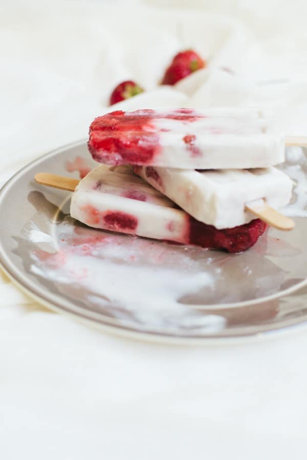 marbled strawberry coconut popsicle recipe | sugarandcloth.com