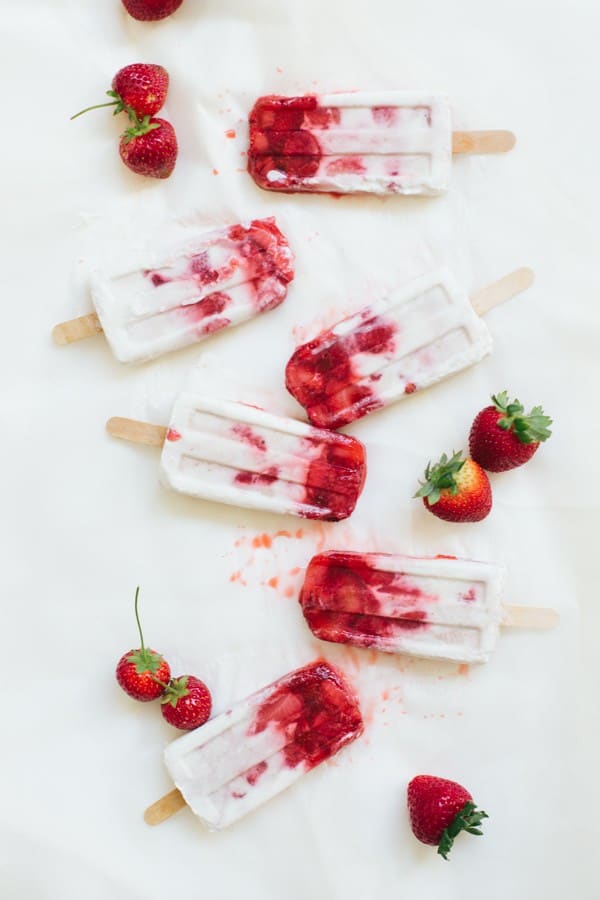 marbled strawberry coconut popsicle recipe | sugarandcloth.com
