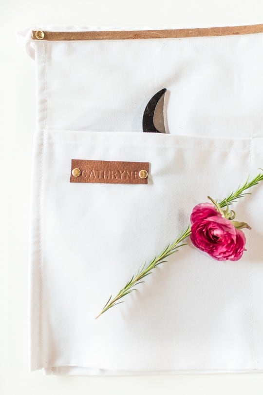 DIY floral apron gifts | sugarandcloth.com