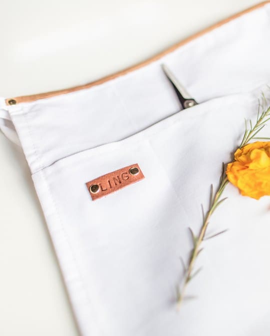 DIY floral apron gifts | sugarandcloth.com