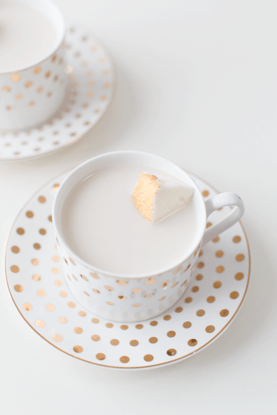 peppermint white hot chocolate recipe with champagne marshmallows | sugarandcloth.com