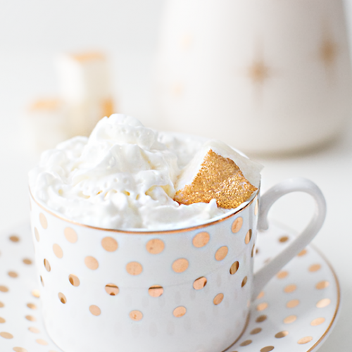 peppermint white hot chocolate recipe with champagne marshmallows | sugarandcloth.com