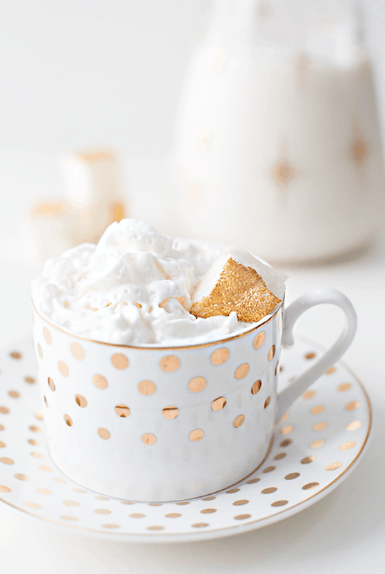 peppermint white hot chocolate recipe with champagne marshmallows | sugarandcloth.com