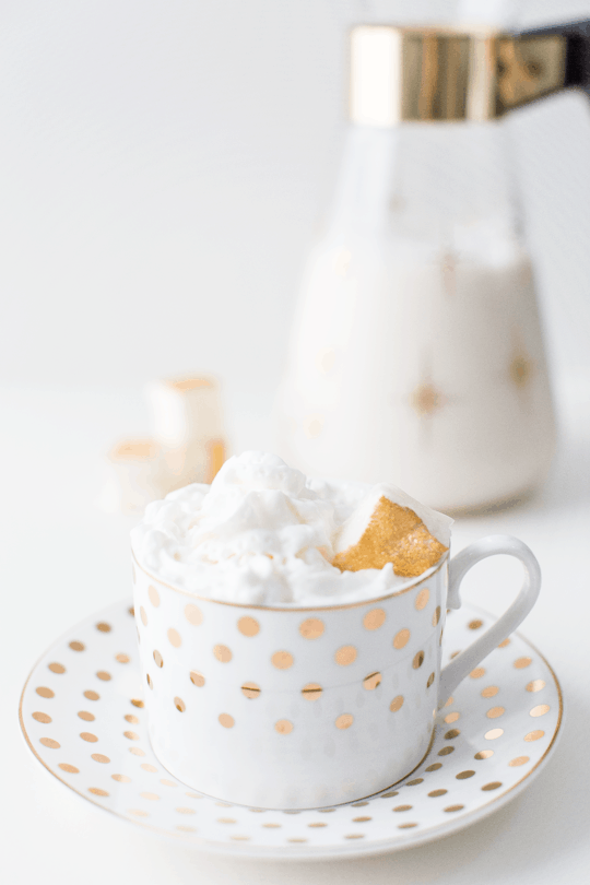 peppermint white hot chocolate recipe with champagne marshmallows | sugarandcloth.com