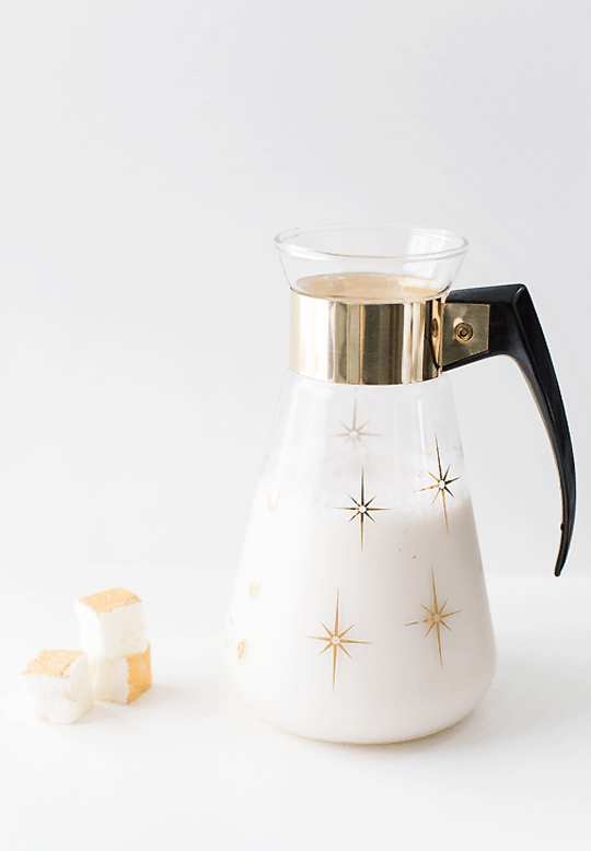 peppermint white hot chocolate recipe with champagne marshmallows | sugarandcloth.com