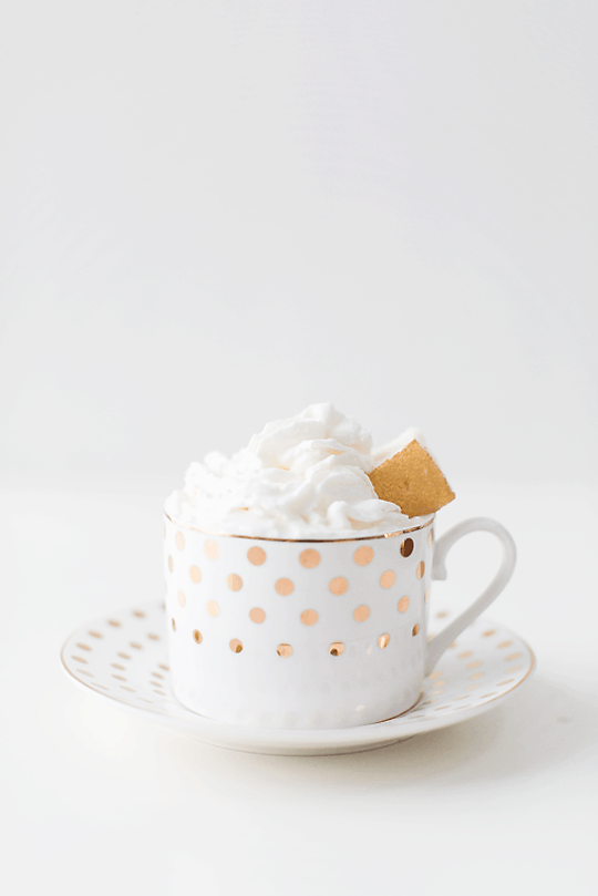 peppermint white hot chocolate recipe with champagne marshmallows | sugarandcloth.com