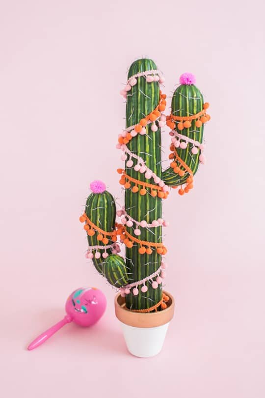 DIY Christmas tree cactus | sugarandcloth.com