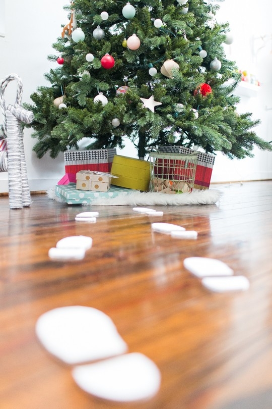 DIY santa footprints | sugarandcloth.com