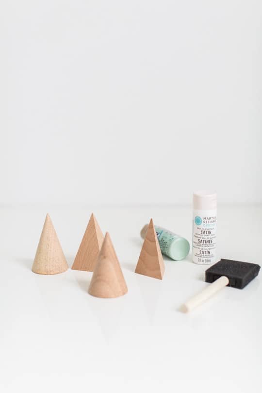 DIY wooden Christmas tree decor | sugarandcloth.com