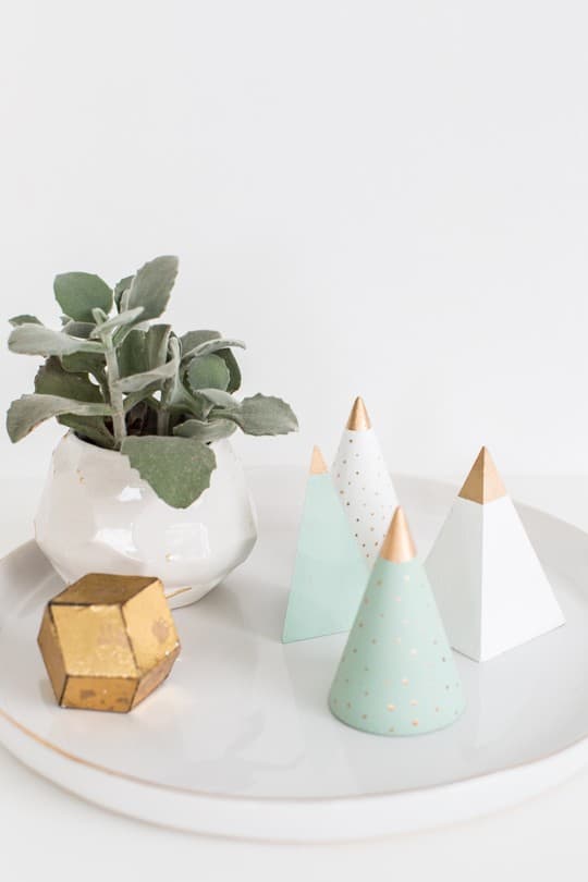 DIY wooden Christmas tree decor | sugarandcloth.com