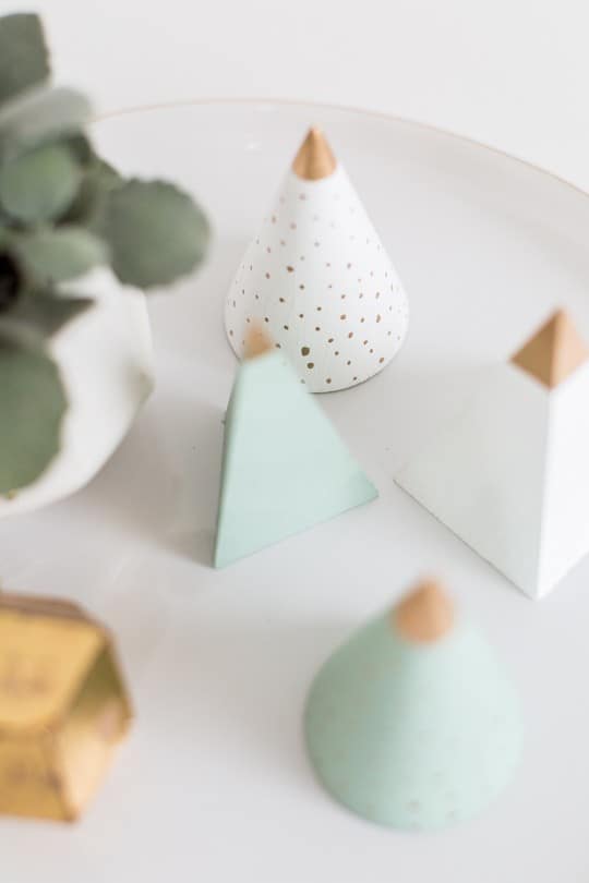 DIY wooden Christmas tree decor | sugarandcloth.com