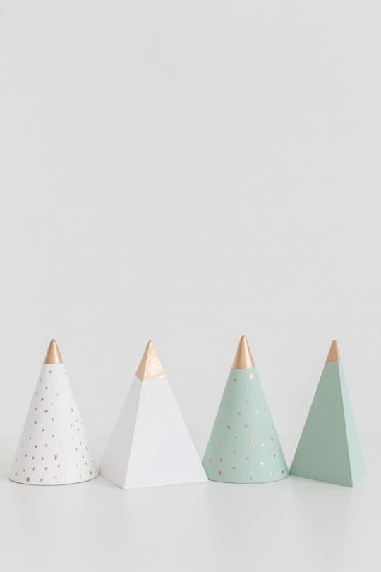 DIY wooden Christmas tree decor | sugarandcloth.com