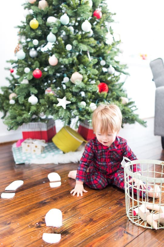 DIY santa footprints | sugarandcloth.com