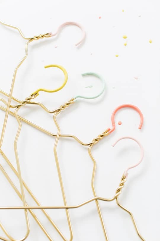 DIY color dipped clothes hangers | sugar & cloth