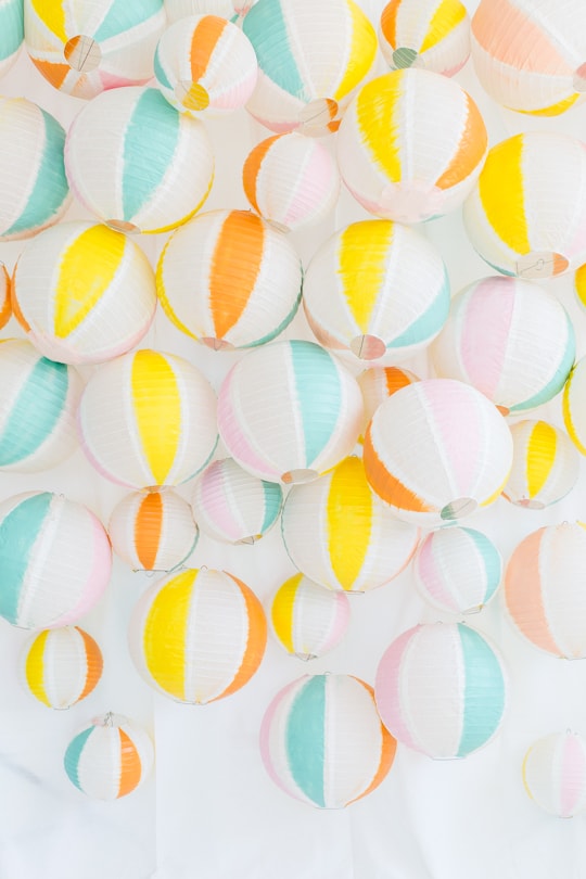 DIY beach ball back drop | sugar & cloth