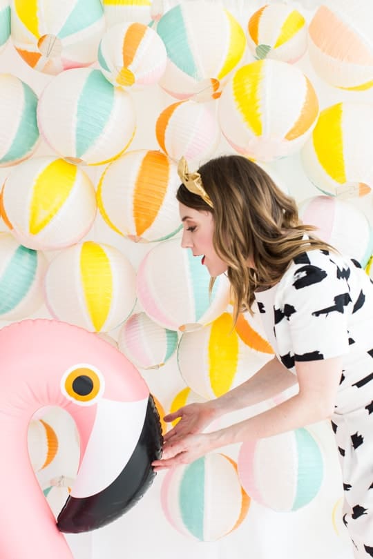 DIY beach ball back drop | sugar & cloth