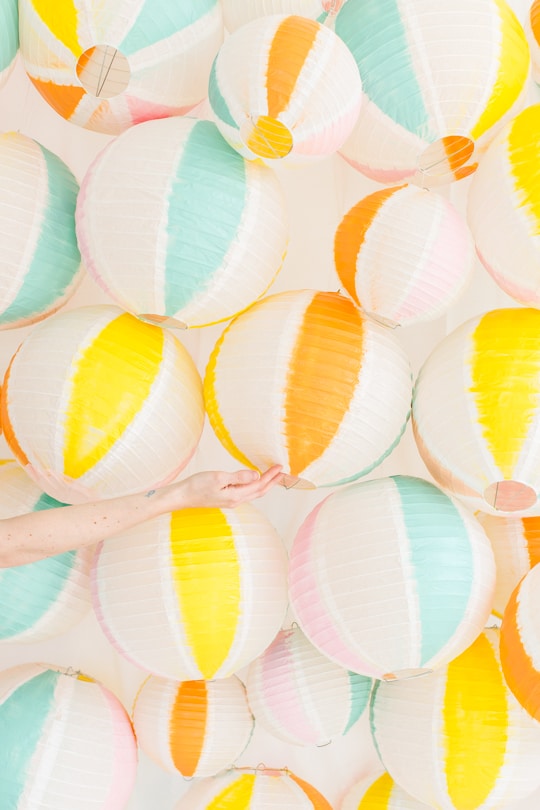 DIY beach ball back drop | sugar & cloth