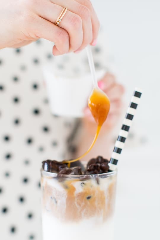 simple iced caramel macchiato recipe -- sugar & cloth