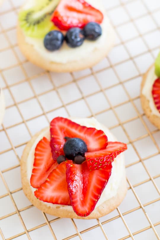 sugar cookie fruit pizza recipe - Sugar & Cloth