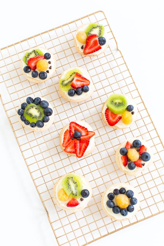 sugar cookie fruit pizza recipe - Sugar & Cloth