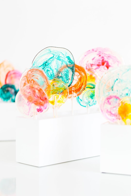 DIY Marble Spiked Lollipops by Sugar & Cloth Top Houston Lifestyle Blogger Ashley Rose #lollipops #diy #recipe #marble #spiked #tequila #alcohol #adult #candy #sweets